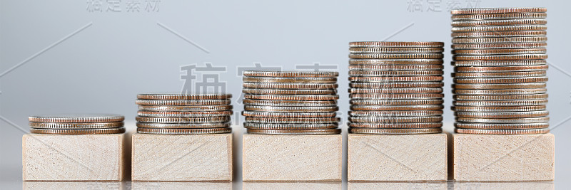 成堆的现金按升序排列