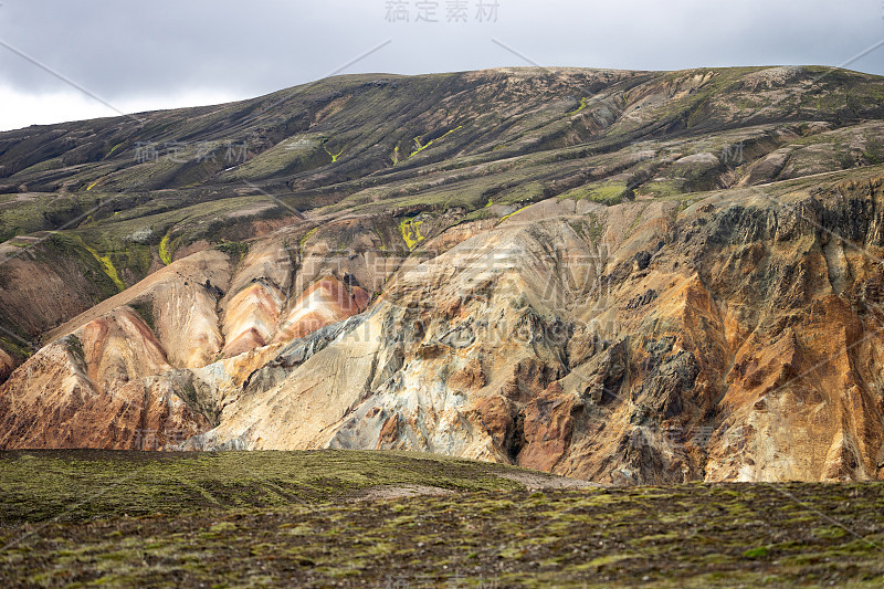 Landmannalaugar山谷。冰岛。拉格维格徒步小径上的五彩山。由多种颜色的岩石、矿物质、青草