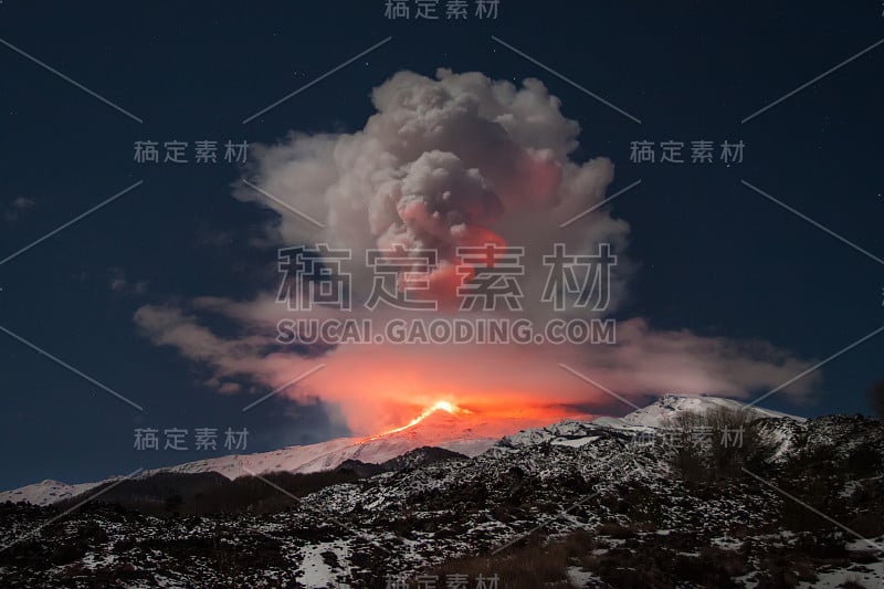 埃特纳火山在不断喷发中产生熔岩喷泉。