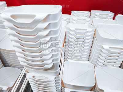 堆叠白色塑料容器盒存储。