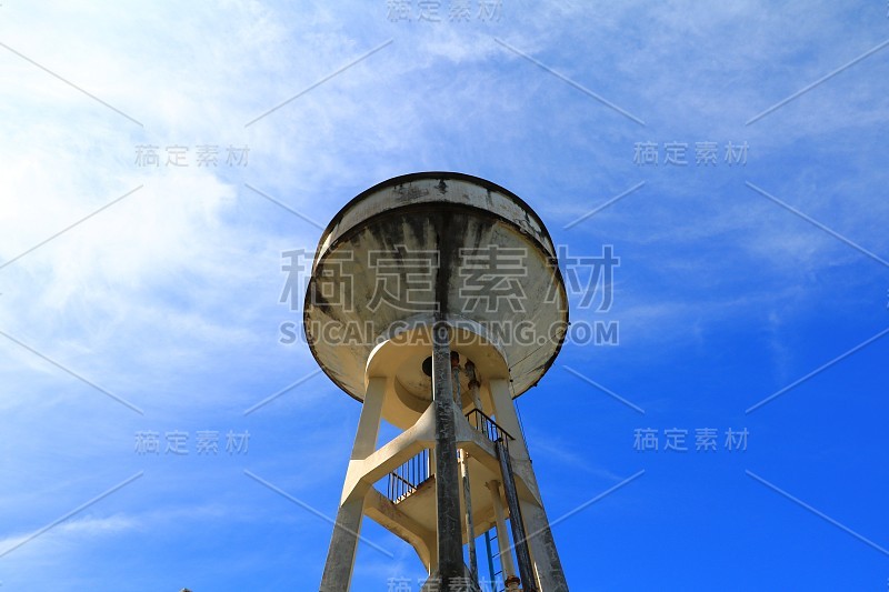 农业水箱与蓝天背景