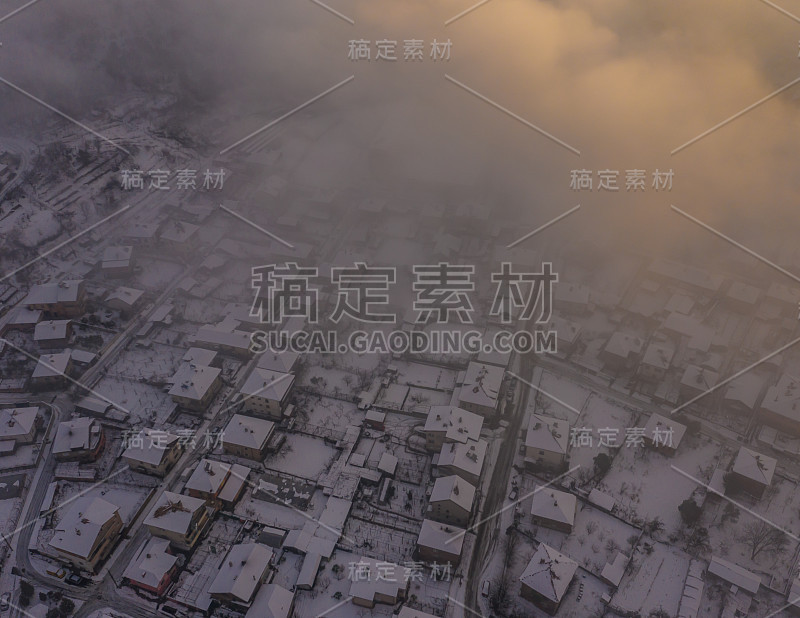 空中拍摄的欧洲雪城