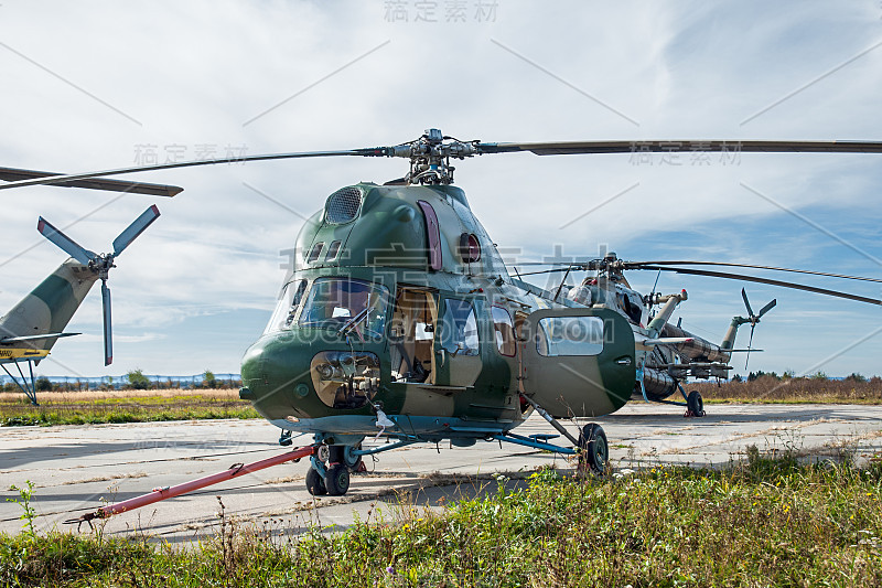 空军基地的直升机群