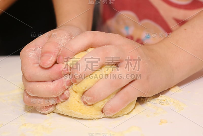 用手揉面烹饪