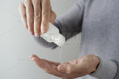 男人正在用洗手液洗手
