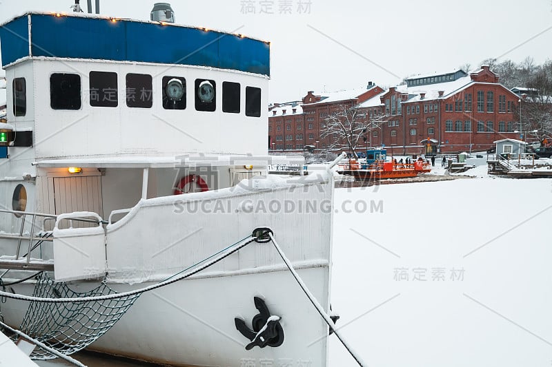 小船停泊在河岸边