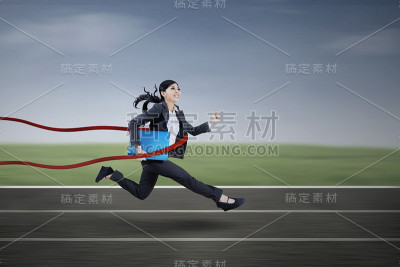 赢得商业竞赛的女商人