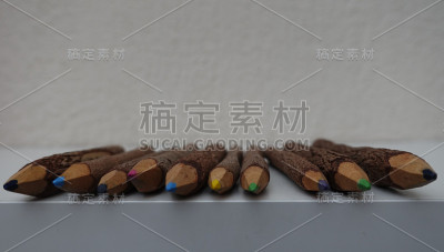 彩色的木制蜡笔