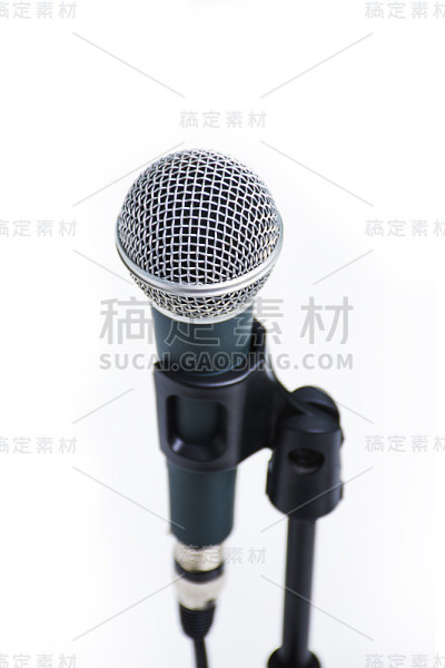专业声乐麦克风站在孤立的白色背景。录音室和音乐会的音响设备