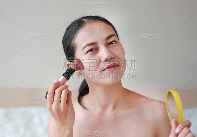 美丽女孩用化妆刷。