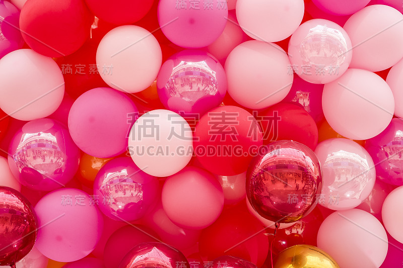 气球和五颜六色的气球与欢乐庆祝派对的背景