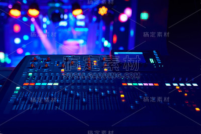 DJ工作在夜总会，音乐俱乐部派对，音乐会设备，调音台和DJ控制台。迪斯科、娱乐、度假的概念。软焦点图