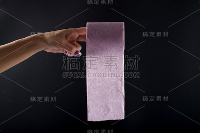 女人的手和卷紫色