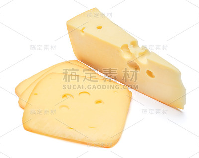 白色背景上的瑞士奶酪或切达干酪