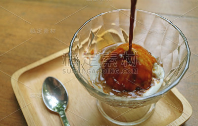 一份浓缩咖啡直接倒在香草冰淇淋上，就成了一份Affogato
