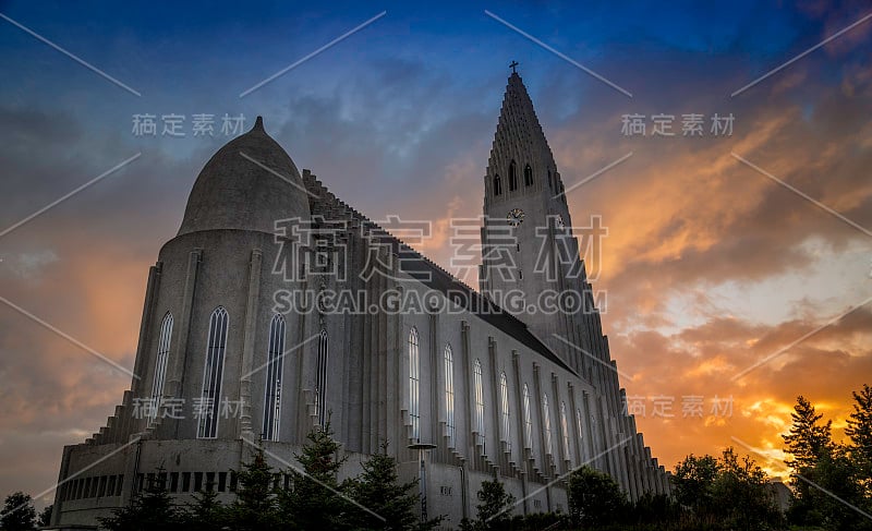 午夜太阳下的Hallgrimskirkja