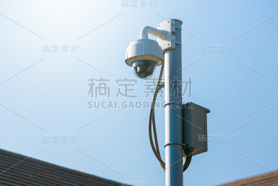 穹顶闭路电视技术摄像机在天空。