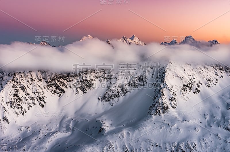 美丽的山日落全景，冬季塔特拉山，波兰