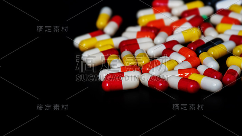 药丸胶囊抗生素药物黑色背景