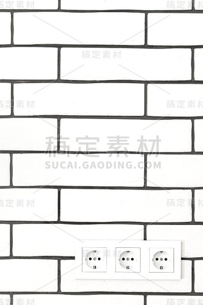 白砖墙边有插座。
