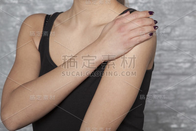 这位妇女正与风湿性肩痛作斗争