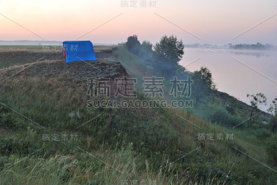 俄罗斯西伯利亚鄂木斯克地区额尔齐斯河上的清晨