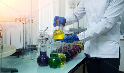 在实验室工作的科学技术员。