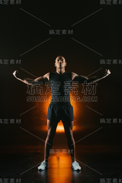 专业运动冠军紧绷的肌肉库存照片