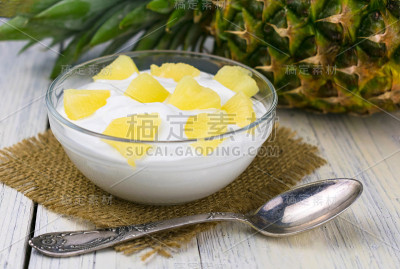 自制菠萝酸奶装在玻璃盘子里。