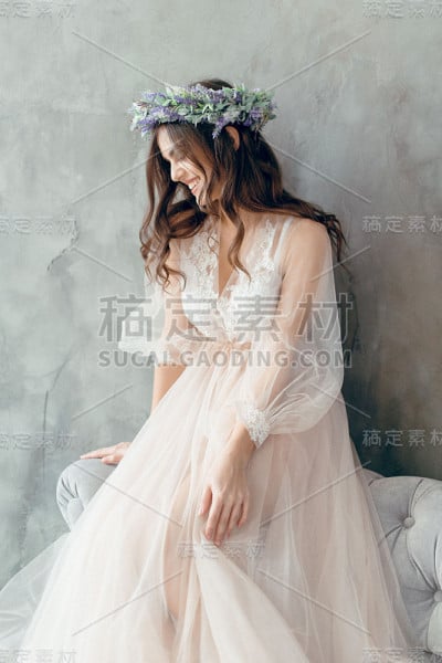 年轻女孩穿着漂亮的衣服在工作室摆姿势