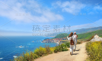女孩们在山里徒步旅行。