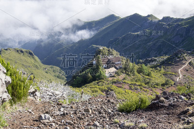 皮科瑞沃徒步旅行，云层之上，令人惊叹的神奇景观，令人难以置信的景色，阳光明媚的天气，低云层，葡萄牙马
