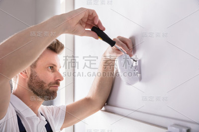 安装安全系统门传感器的技术员