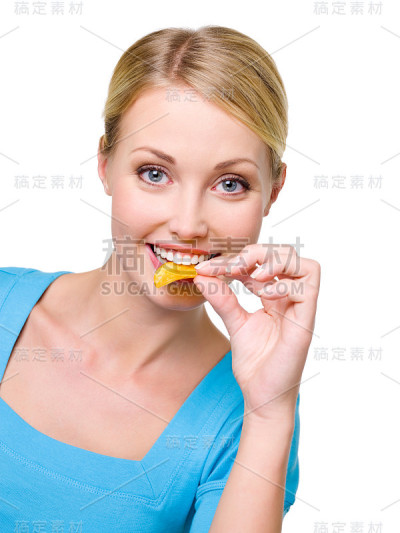快乐的美女吃薯条