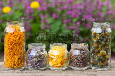 玻璃瓶里的草药和花瓣