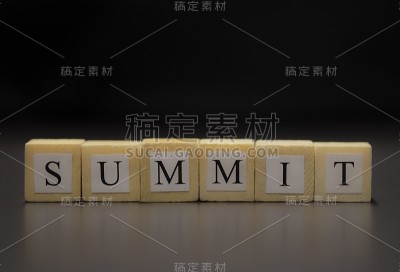 “顶峰”写在黑色背景上孤立的木头立方体上
