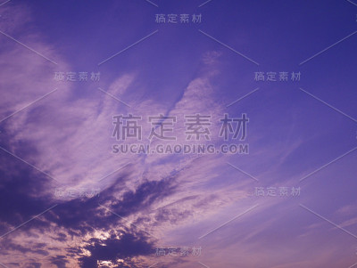 天空有戏剧性的多云日落和太阳