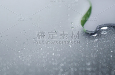 将油溅在镜面反射面上，使用柔和的光线，显示气泡