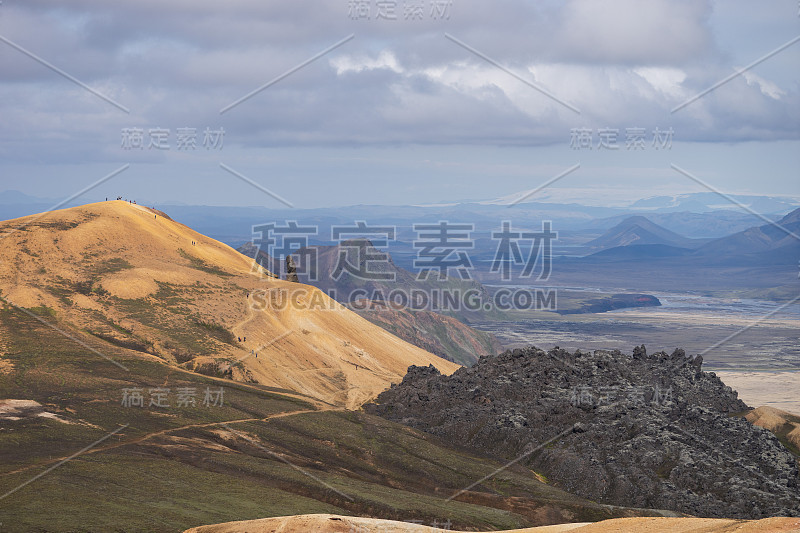 Landmannalaugar山谷。冰岛。拉格维格徒步小径上的五彩山。由多种颜色的岩石、矿物质、青草