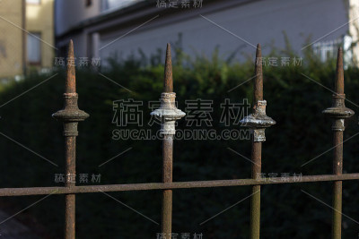 冬季历史城市的立面细节和围栏