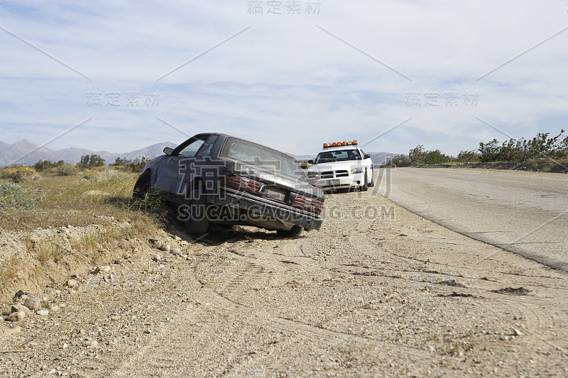 路边弃置的汽车