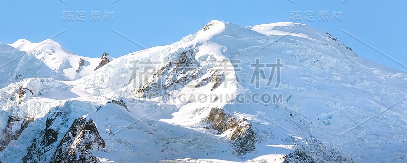 法国阿尔卑斯山冬天的全景