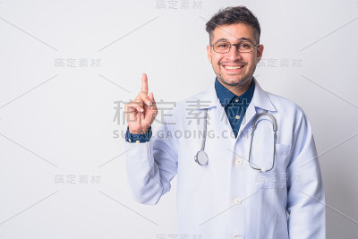 快乐的波斯男子医生的肖像向上指