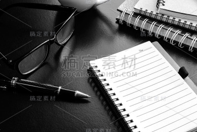 一杯咖啡，桌上放着笔记本，工作场所