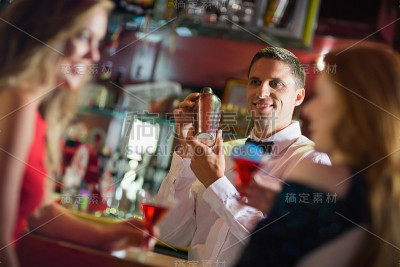 帅气的酒保在和顾客聊天