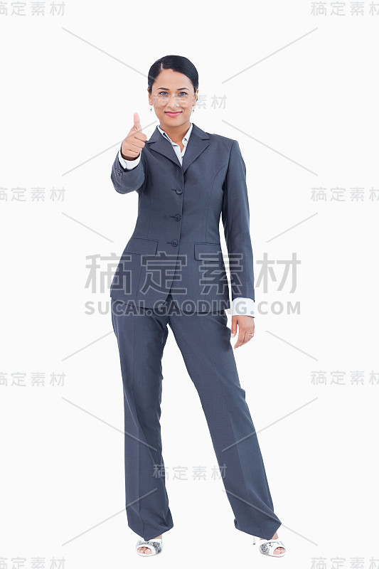 站着的女商人正在给予赞许