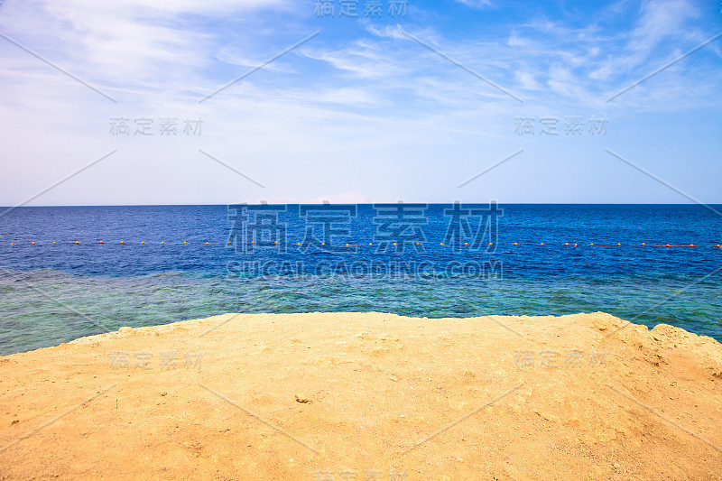 海上和沙滩上的浮标。景深浅