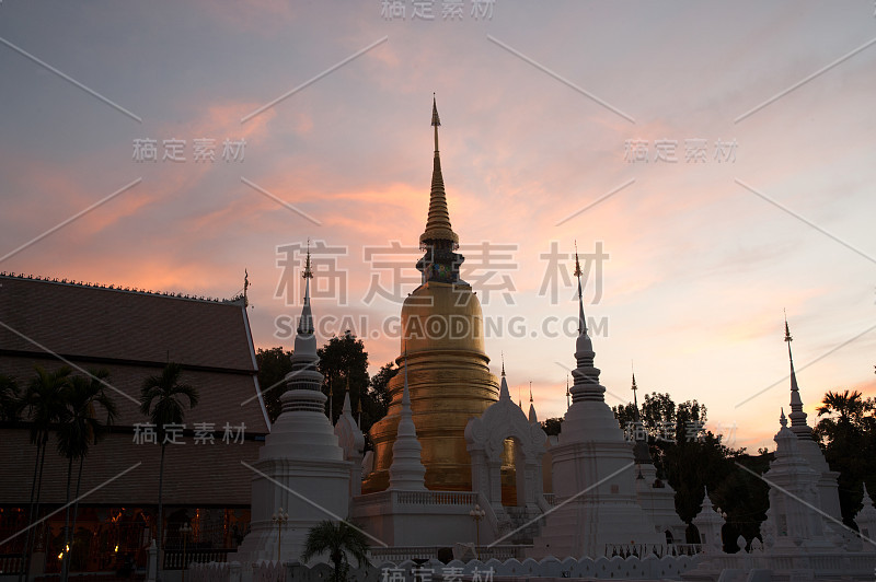 宣德寺宝塔的暮景。