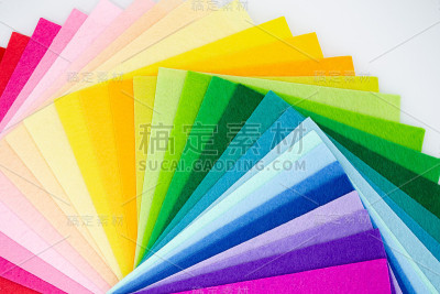 正方形的毛毡在光谱上像彩虹一样展开:从红色、粉色、黄色、绿色、蓝色到末端明亮的紫罗兰色