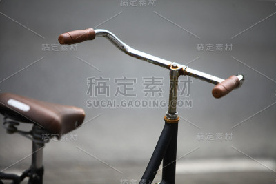 把自行车停在街上